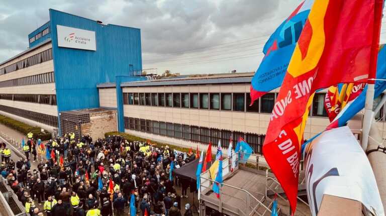 Sicurezza nel siderurgico di Taranto: lavoratori in piazza