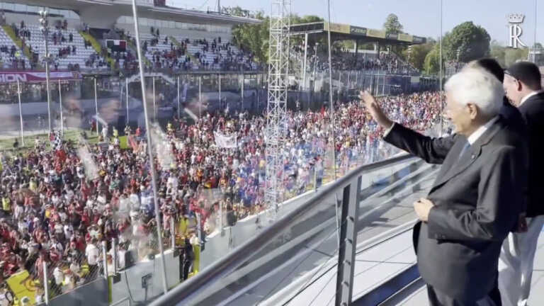 Galleria foto 'F1, Mattarella saluta il pubblico di Monza dopo il Gran Premio' - foto 1