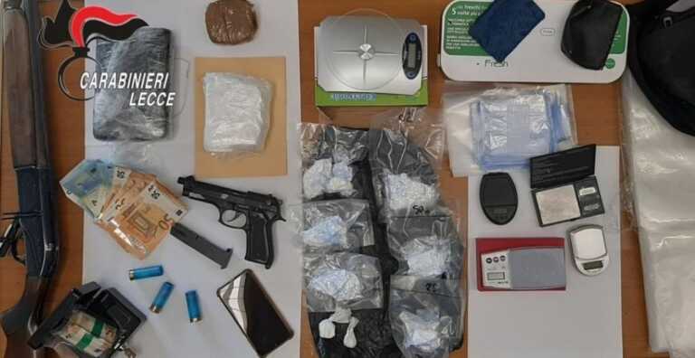 Monteroni: fucile, pistola modificata e droga in casa. Arrestato un 26enne