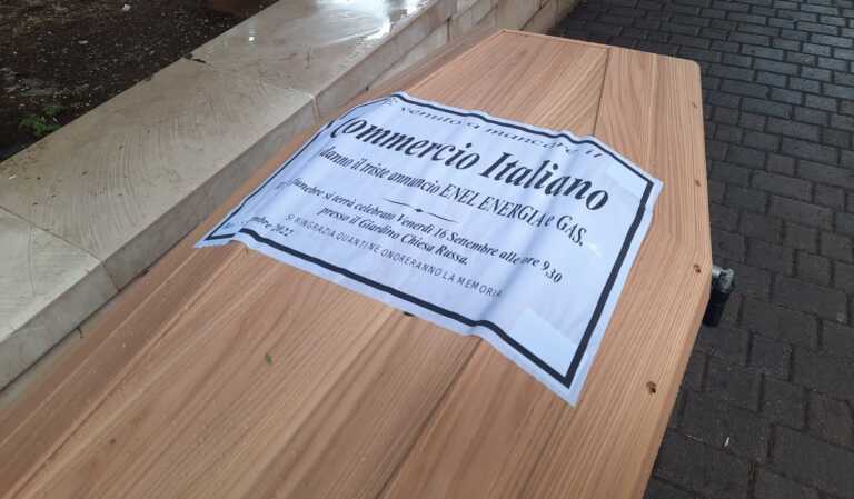 Caro energia, una bara in strada per celebrare il “funerale” del commercio