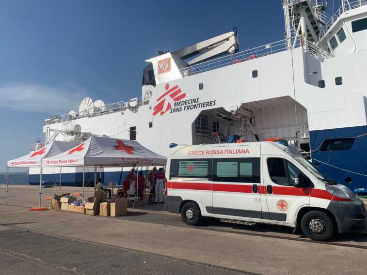 Altri 267 migranti sbarcano a Taranto: tra loro 65 minori