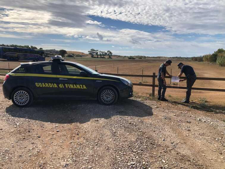 Galleria foto 'Parcheggi in aree protette sul litorale di Gallipoli: sequestrata area da 70 mq, 39 indagati' - foto 1
