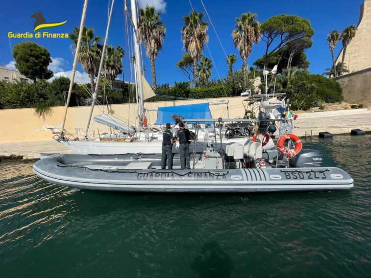 Galleria foto 'Yacht con bandiere straniere ma di armatori italiani: Gdf di Bari scopre 32 imbarcazioni sconosciute al fisco' - foto 1