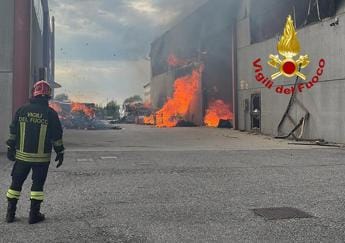 Galleria foto 'In fiamme fabbrica di biciclette a Cavarzere nel veneziano' - foto 1