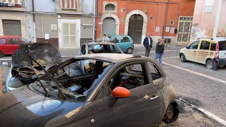 Galleria foto 'In fiamme quattro auto nel centro storico di Foggia: indagini per risalire alle cause' - foto 1