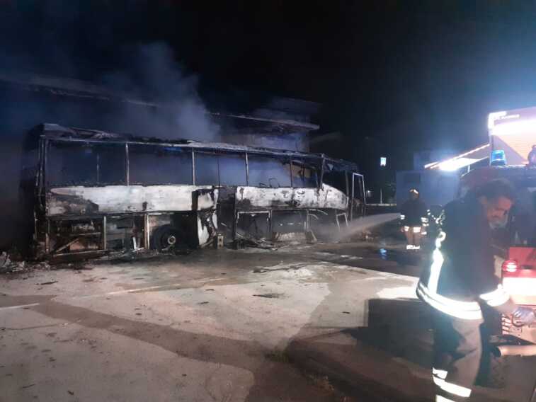 Panico nella notte a Spinazzola, in fiamme due autobus