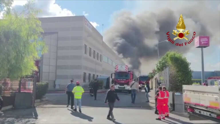 Galleria foto 'Incendio in un capannone di Modugno, forse causato da corto circuito' - foto 1