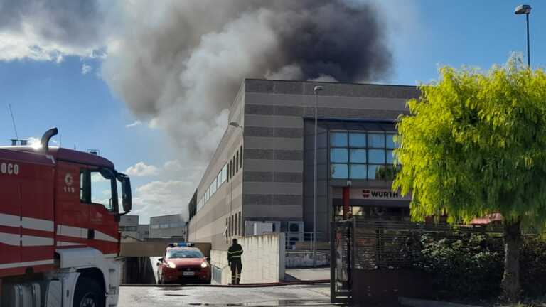 Incendio in un’azienda di Modugno: disposte verifiche sulla qualità dell’aria