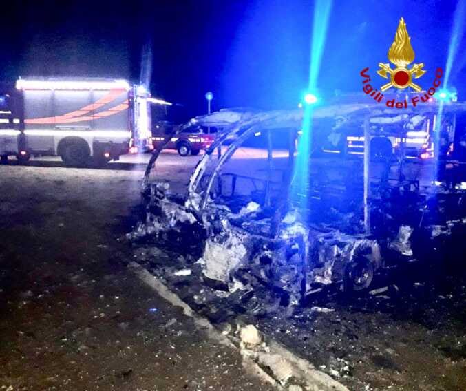 Un incendio distrugge due pullmini elettrici del Comune di Nardò