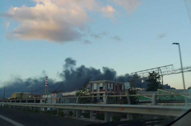 Incendio nella zona industriale di Modugno: fumo visibile a chilometri di distanza – FOTO