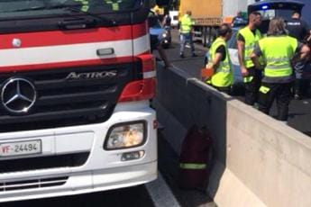 Galleria foto 'Incidente A12, auto si cappotta e si incendia: morta bimba di 4 anni' - foto 1