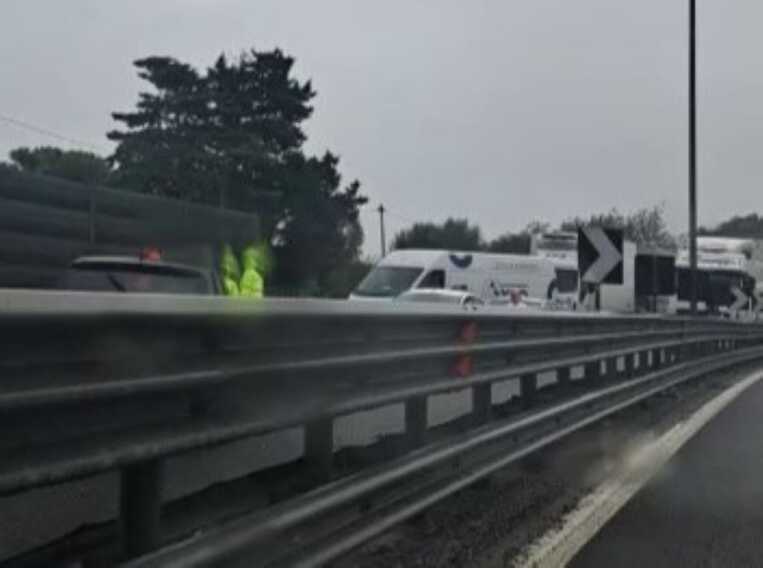 Galleria foto 'Incidente sulla statale 16 a Bari: traffico in tilt in direzione Foggia' - foto 1