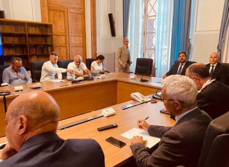 Rimosso il blocco dei tir all’Eni di Taranto: la tregua dopo un vertice in Prefettura