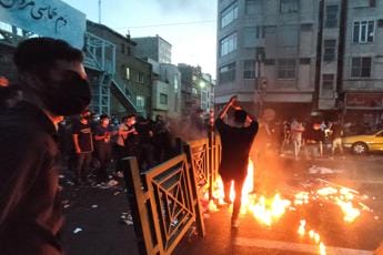 Galleria foto 'Iran, notte di proteste per Mahsa Amini: bloccati Instagram e WhatsApp' - foto 1