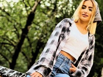 Galleria foto 'Iran, parla la madre di Hadis Najafi: “Mia figlia un simbolo come Mahsa Amini”' - foto 1