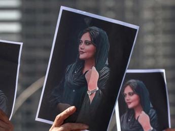 Galleria foto 'Iran, proteste per Mahsa: uccisa Hadis Najafi, aveva 20 anni' - foto 1