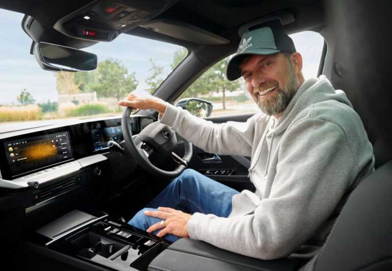 Jurgen Klopp riceve la nuova Opel Astra plug-in-hybrid