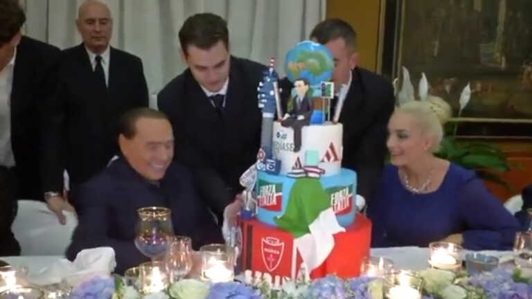 Galleria foto 'La cena ad Arcore per gli 86 anni di Berlusconi tra torta e palloncini' - foto 1