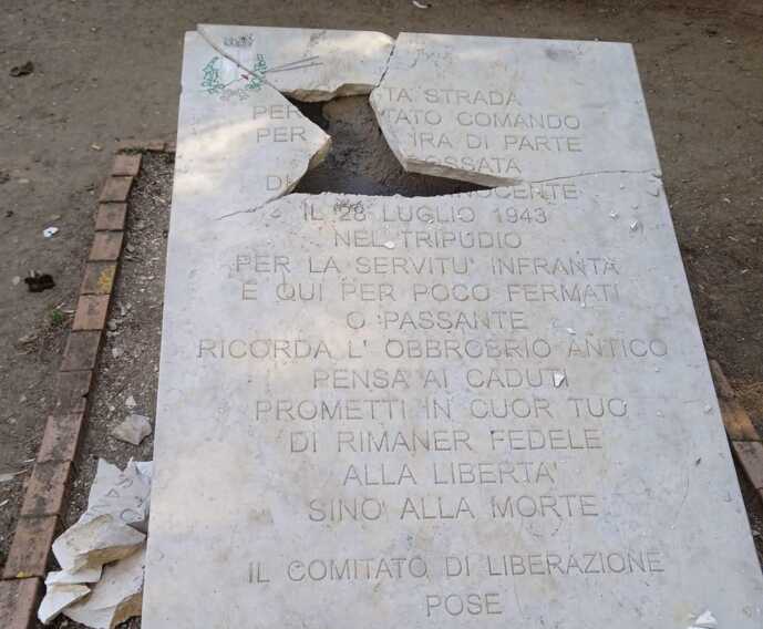 Bari, vandalizzata la lapide che ricorda la strage di via Nicolò dell’Arca