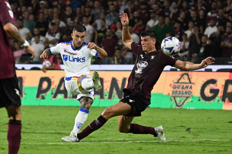 Galleria foto 'Il capolavoro di Strefezza regala la prima gioia al Lecce: i salentini battono 2-1 la Salernitana' - foto 1