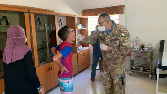 Galleria foto 'Libano, i Caschi blu italiani curano la popolazione a domicilio' - foto 1