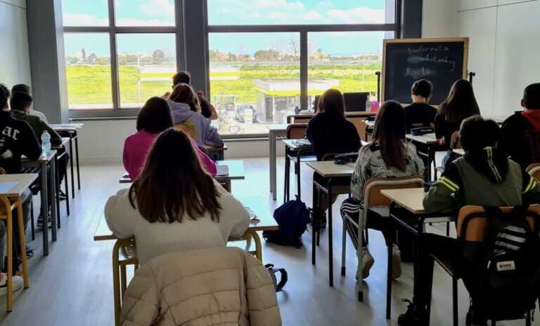 A Trani suona la campanella del liceo. Ma niente mezzi per andare a scuola