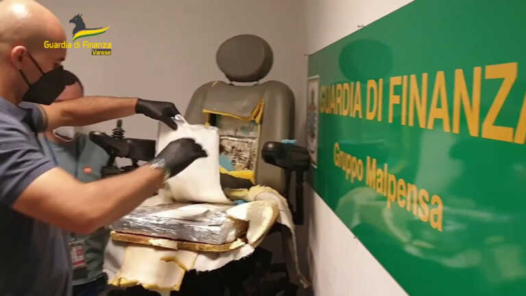 Galleria foto 'Malpensa, si finge disabile in carrozzina ma trasporta 13 kg di droga' - foto 1