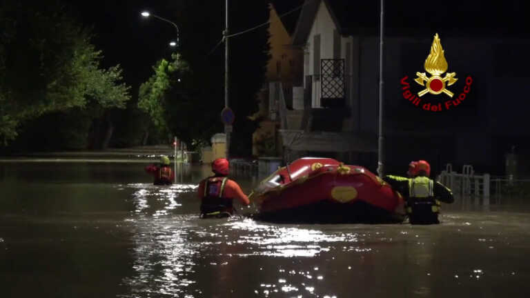 Galleria foto 'Maltempo nelle Marche, sette morti per una bomba d’acqua' - foto 1