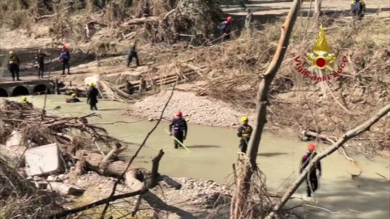 Galleria foto 'Maltempo nelle Marche, sommozzatori cercano dispersi nel fiume Nevola' - foto 1