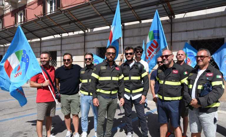 Galleria foto 'Protestano i vigili del fuoco: «Serve personale e nuovi mezzi» – VIDEO' - foto 1