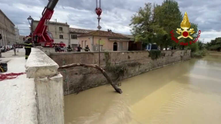 Galleria foto 'Marche, pompieri al lavoro per rimuovere detriti dell’alluvione' - foto 1
