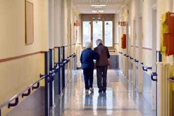 Galleria foto 'Mascherine obbligatorie in ospedali e Rsa, verso proroga in serata' - foto 1