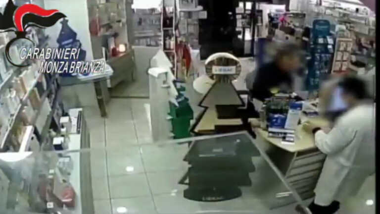Galleria foto 'Medico fa ricette oppiacei a pazienti ignari, 12 arresti per droga' - foto 1