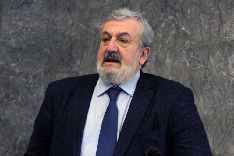 Dal campo largo alle opposizioni unite: la strategia di Emiliano per il dopo voto