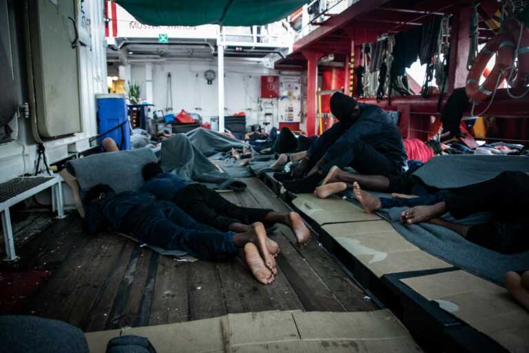 Taranto, sbarcano 459 migranti. Il Sap: «Criticità per gestione hotspot»