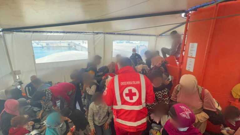 Sbarcati a Taranto i 398 migranti della Humanity 1: 110 sono minori non accompagnati
