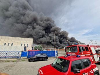 Galleria foto 'Milano, incendio in azienda chimica: “Tenete finestre chiuse” – Video' - foto 1