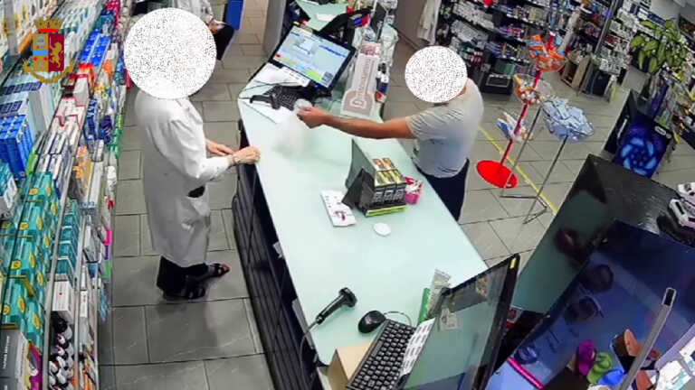 Galleria foto 'Mlano, arrestato rapinatore seriale di farmacie e banche' - foto 1