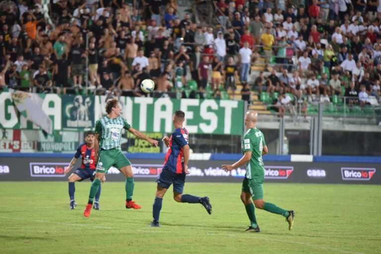Il Monopoli cala il poker e stravince il derby. Il Taranto crolla nella ripresa