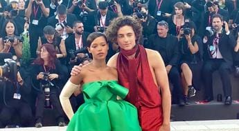 Galleria foto 'Mostra Venezia, con look ‘gender fluid’ e red carpet tricolore il divo Chalamet esalta il Lido' - foto 1