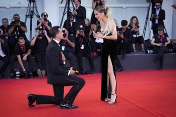 Galleria foto 'Mostra Venezia, in ginocchio col diamante: proposta di matrimonio sul red carpet' - foto 1