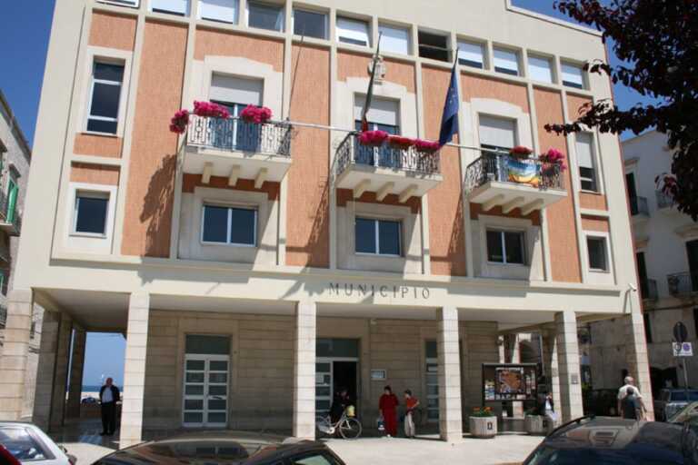 Giovinazzo, via libera all’aumento delle indennità ma il sindaco se la decurta