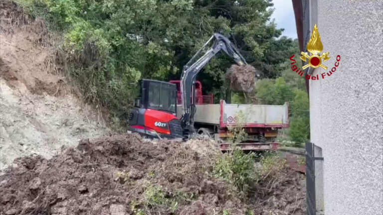 Galleria foto 'Nelle Marche prosegue il lavoro per liberare le strade dai detriti' - foto 1