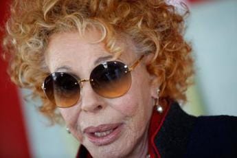 Galleria foto 'Ornella Vanoni, lo show-gag su Rai1 vola sui social' - foto 1