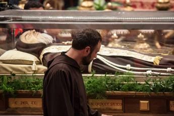 Galleria foto 'Padre Pio, arcivescovo Moscone: “Reliquia cuore esposta tutto l’anno? Farne uso parsimonioso”' - foto 1