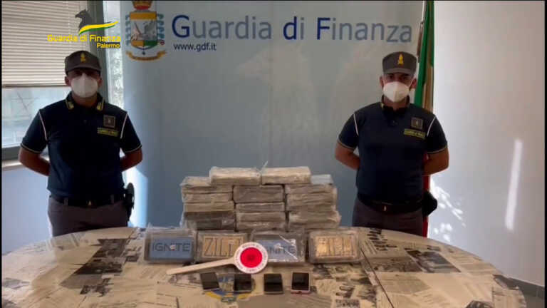 Galleria foto 'Palermo, il cane Mia “scova” 33kg di cocaina occultati in un’auto' - foto 1