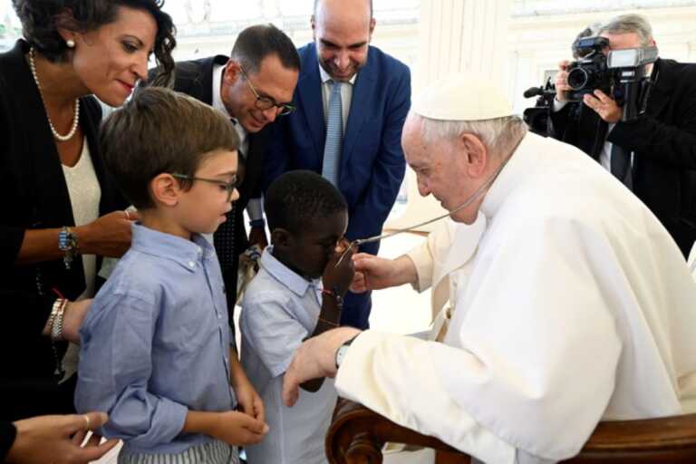 Famiglia accoglie due piccoli dalla Nigeria: il Papa li invita dopo la lettera di un loro amichetto