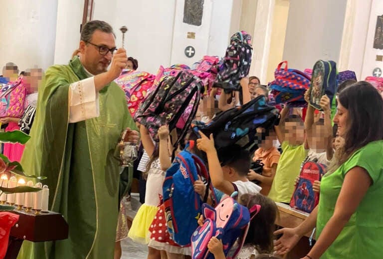 Galleria foto 'Orta Nova, per l’inizio della scuola il parroco benedice gli zainetti' - foto 1