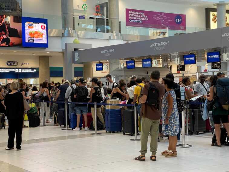 Galleria foto 'Più di 1 mln di passeggeri negli aeroporti pugliesi: i numeri dell’estate 2022' - foto 1