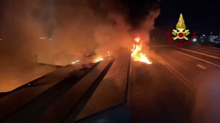 Galleria foto 'Prato, incendio in un’azienda tessile' - foto 1